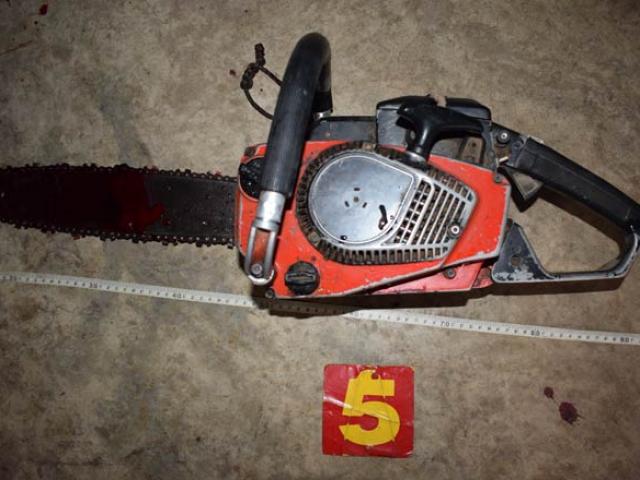 Pháp luật - Kinh hãi chứng kiến người đàn ông kề máy cưa vào cổ rồi bấm khởi động