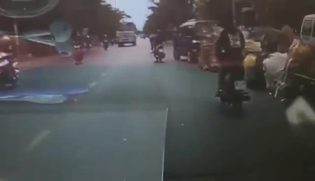 Đánh võng trên đường, 3 nam thanh niên bị cuốn vào gầm xe bồn - 1
