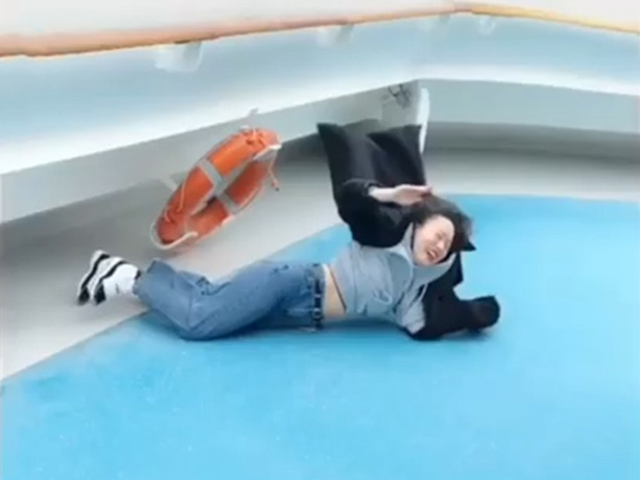 Cười 24H - Cô gái chứng minh cho câu nói: "Yếu đừng nên ra gió"