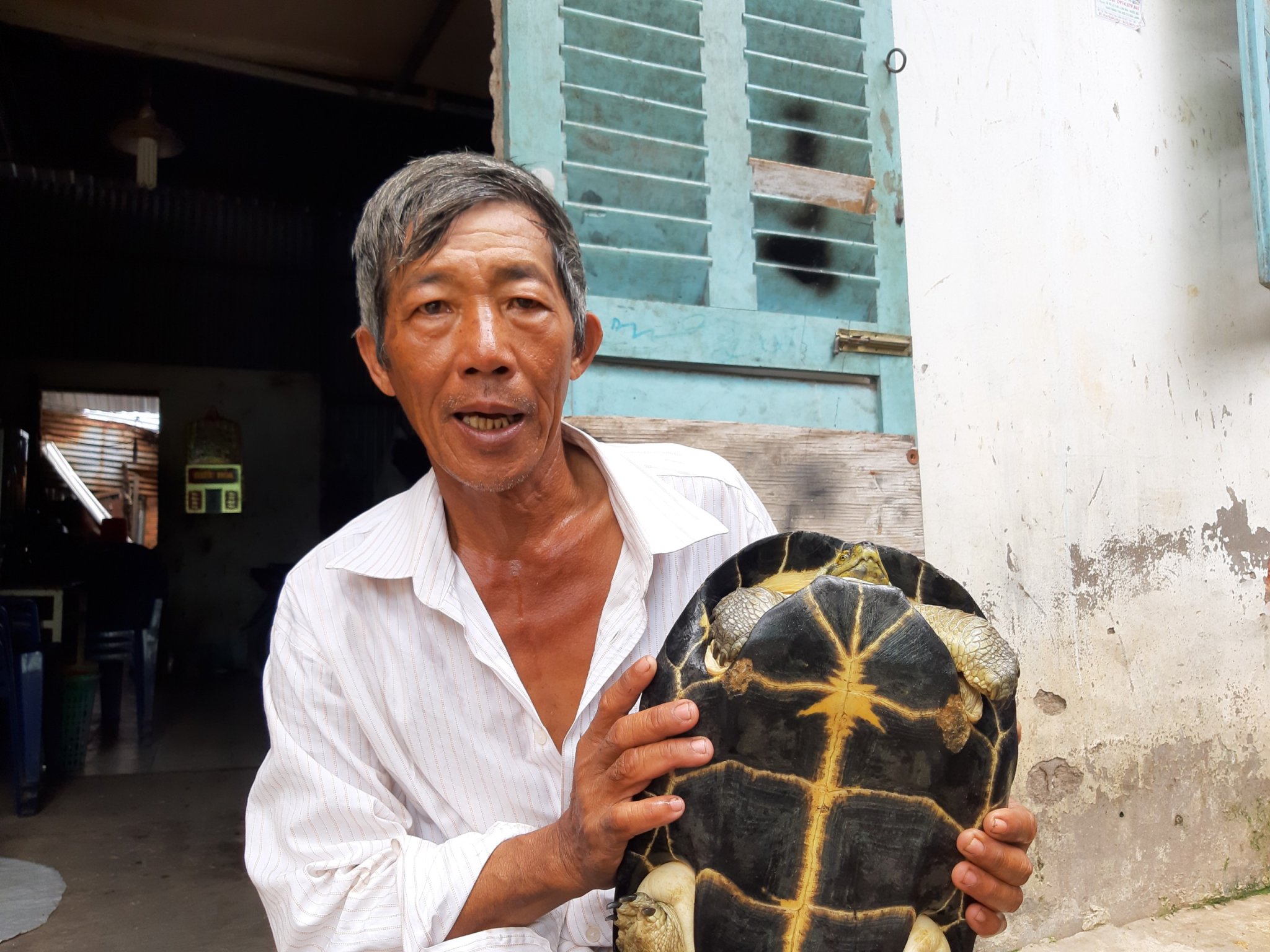 Ông Lượm và con rùa bắt được