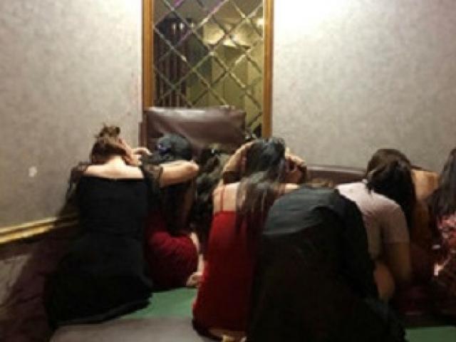 Pháp luật - Bắt nhốt 5 tiếp viên quán karaoke để ép "ông chủ" ra mặt