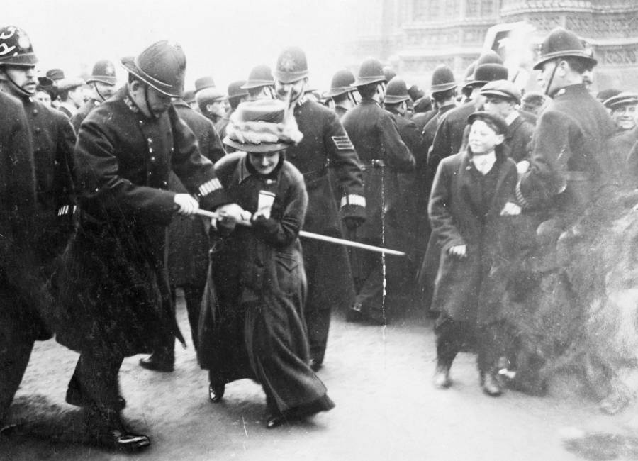 Churchill có lần còn suýt mất mạng khi bị những người phụ nữ hành hung (ảnh minh họa)