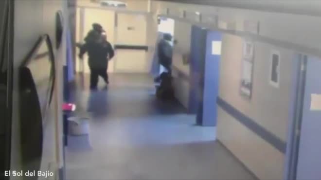Video: Băng đảng Mexico mang súng trường ngang nhiên vào bệnh viện bắt bệnh nhân đi "xử"