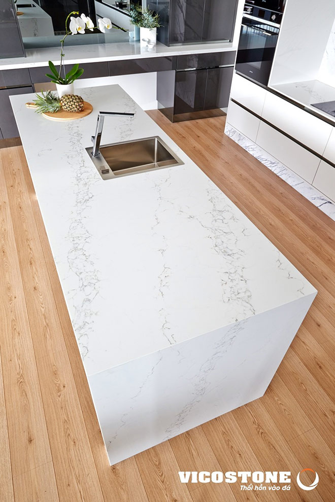 Sản phẩm mặt đá Vicostone với cốt liệu thạch anh đạt độ cứng 7/10 so với kim cương (Theo thang Mohs), Ảnh: Vicostone – Mẫu Statuario