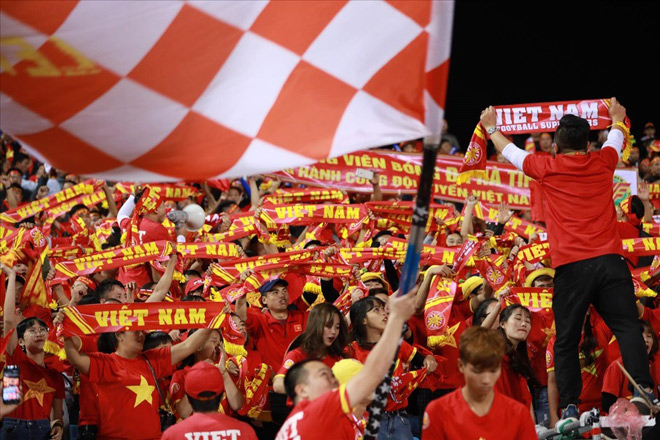 Mọi người ơi, cùng hét to hai tiếng Việt Nam thân thương đầy tự hào đi!