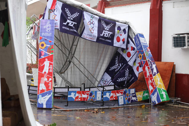 Gió lớn khiến nhiều nhiều trang thiết
bị của ban tổ chức bị đổ và hỏng