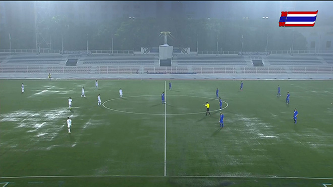 Trời mưa nặng hạt trên sân Rizal
Memorial khi U22 Thái Lan (áo xanh) đối đầu U22 Lào chiều 3/12