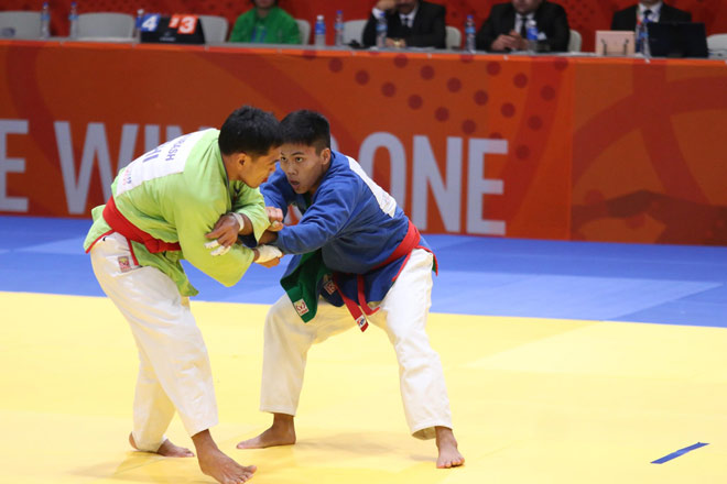 Bùi Minh Quân (trái) giành Vàng cho tuyển kurash