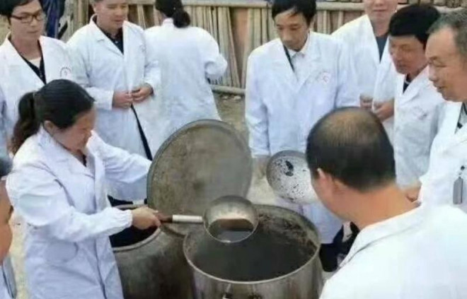 Một nhóm bác sĩ cổ truyền Trung Quốc chế nước thuốc thảo dược giúp sống thọ 120 tuổi, tại huyện Tân Dương thuộc khu tự trị dân tộc Choang Quảng Tây, ngày 29-11. Ảnh: WEIBO