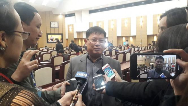 Bí thư Huyện ủy Sóc Sơn Phạm Xuân Phương trao đổi với báo chí