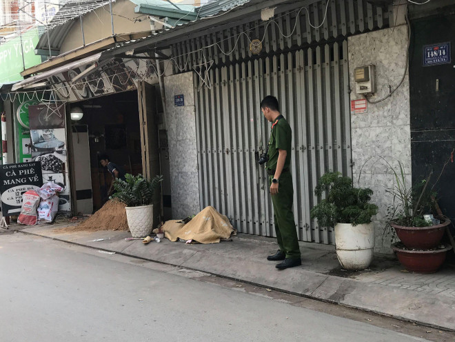 Công an đang khám nghiệm hiện trường điều tra làm rõ nguyên nhân tử vong của ông A.