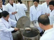 Nhóm bác sĩ Trung Quốc chế nước thuốc giúp sống thọ 120 tuổi