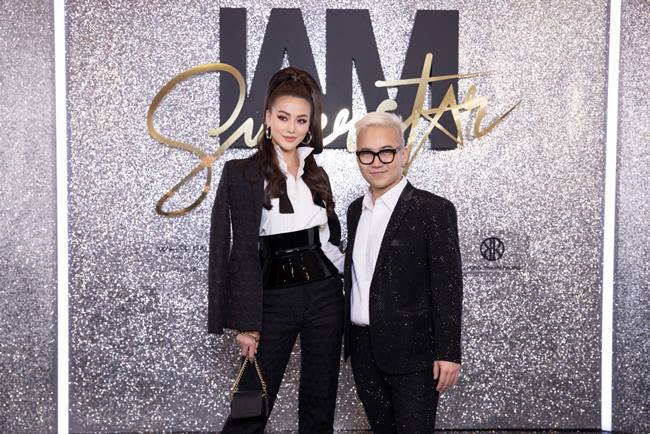 Hoa hậu Trái đất Phương Khánh lên đồ hiện đại, kín đáo với suit, vòng eo con kiến được cô dùng corset siết càng tạo hiệu ứng nhỏ hơn.