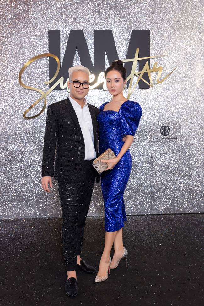 Ca sĩ Phương Linh chọn đầm xanh ôm dáng nổi bật, không thua kém các mỹ nhân khác tại sự kiện. Thiết kế tay phồng tăng thêm tính cổ điển cho nữ ca sĩ gốc Thanh Hóa.