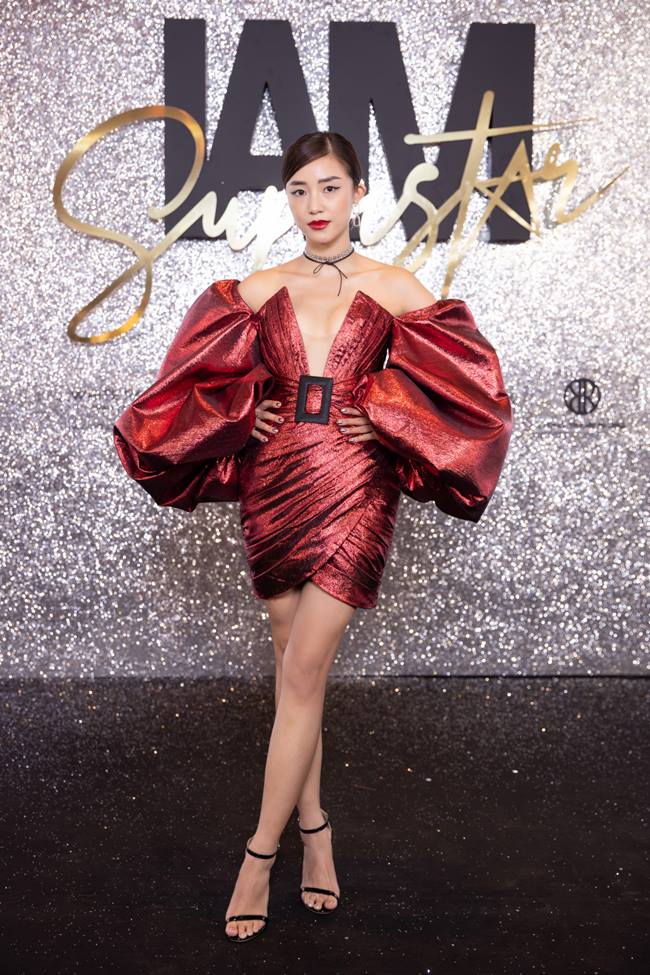 Salim ghi điểm tuyệt đối với cách lên đồ chỉn chu và đẹp mắt. Trang phục ngắn trên gối giúp cô khoe chân thon trong khi đó váy xẻ ngực sâu để lộ vòng 1 đầy đặn sau lớp vải màu nude. Chất liệu lấp lánh một lần nữa được anh sử dụng triệt để trên các phom dáng phù hợp cho những buổi tiệc cuối năm.