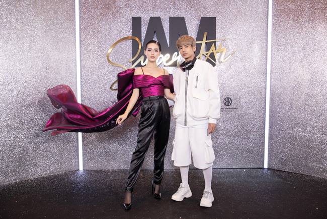 Khánh Linh luôn mang tới hơi thở thời trang rõ nét nhất qua các sự kiện cô góp mặt và lần này cũng không ngoại lệ. Sự cá tính và trẻ trung được thể hiện qua màn kết hợp giữa quần vải lụa đen và áo màu đỏ vang đầy chất lãng mạn. 