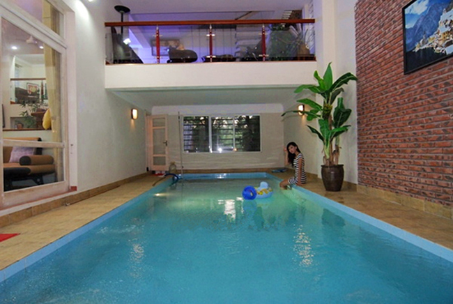 Trong nhà còn có bể bơi riêng như trong resort. Đây là địa điểm nghỉ lý tưởng cho gia đình Huyền My dịp cuối tuần.