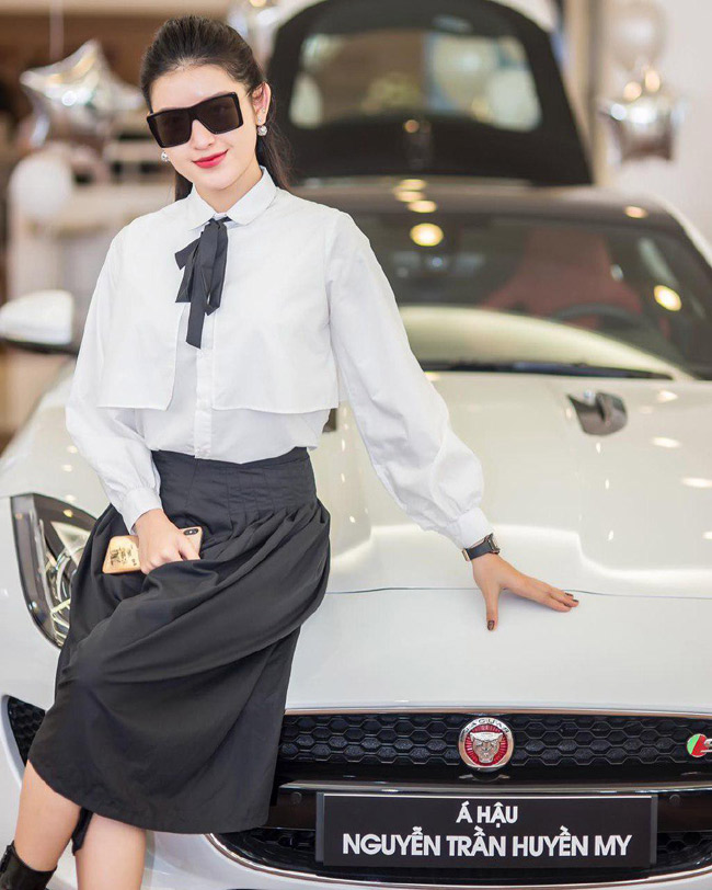 Người đẹp còn tự sắm cho mình xế hộp tiền tỷ để tiện đi lại trong công việc.