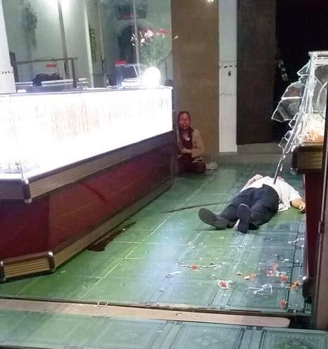 Chủ tiệm vàng bị tấn công.