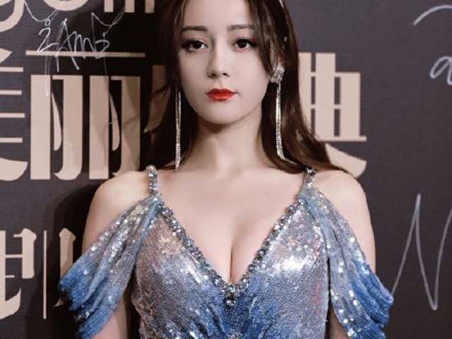 Thời trang - Địch Lệ Nhiệt Ba đè bẹp "quốc bảo nhan sắc Hàn" với váy cổ V