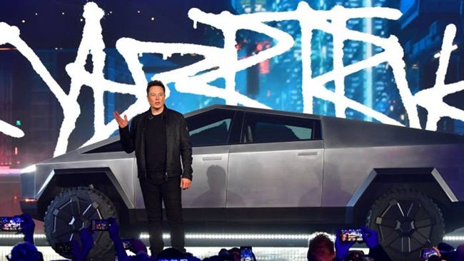 Sau khi mua, Elon Mush đã nâng cấp với hệ thống truyền động điện của Tesla. 