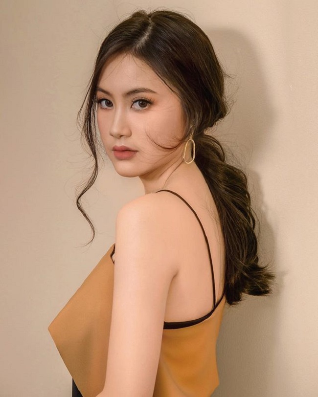 Bà chủ trẻ được đánh giá cao về cách phối đồ, sử dụng nhiều hàng hiệu đắt đỏ.&nbsp;