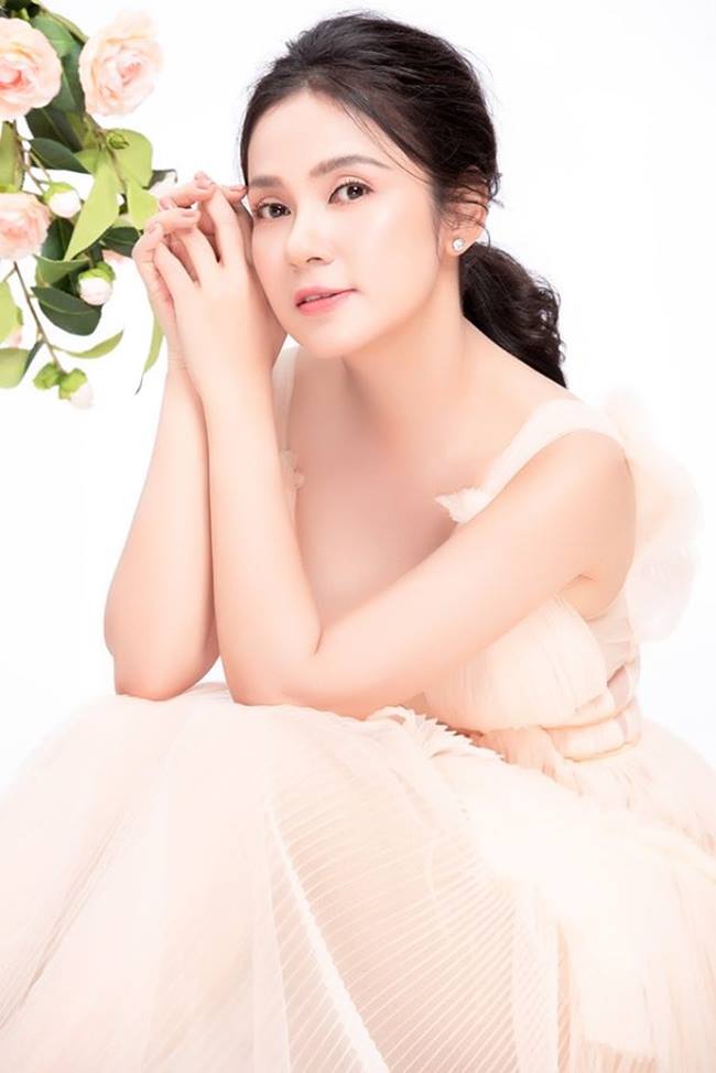 &#34;Trinh thì chưa được như chị, nhưng sáng sáng cũng cố gắng duy trì thói quen vận động nhẹ, tranh thủ khoảnh khắc yên tĩnh trong lành sáng sớm để thiền và đọc kinh, rồi nạp nhanh năng lượng với một bữa sáng nhẹ nhàng nhưng đầy đủ dinh dưỡng, trước khi sẵn sàng ra đường và bắt tay vào công việc...