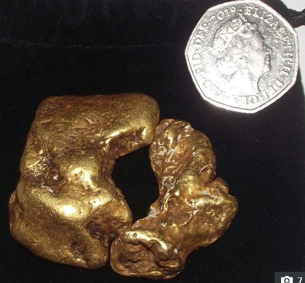 Anh: Xuống sông mò được cục vàng lớn nhất từ trước đến nay trị giá 2,4 tỉ đồng - 2