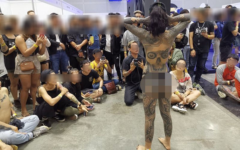 Một cô gái bán khỏa thân khoe hình xăm tại triển lãm xăm Tattoo Malaysia Expo 2019