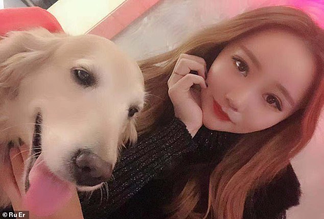 Ru Er chụp ảnh cùng chó cưng Hu Hu
