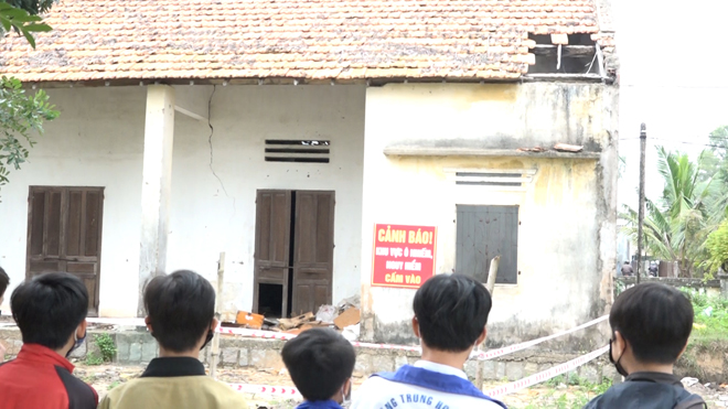 Kho thuốc bảo vệ thực vật nằm ngay trong khuôn viên trường học