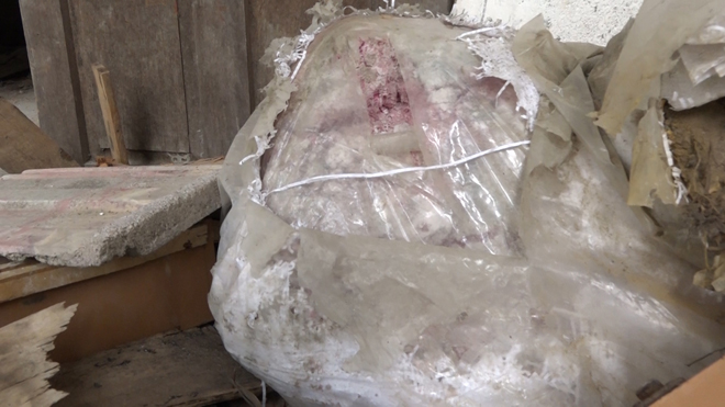 Bên trong là những can nhựa, bao tải chứa thuốc trừ sâu, thuốc bảo vệ thực vật bốc mùi nồng nặc