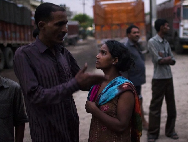 Gái mại dâm ngã giá với một vị khách.