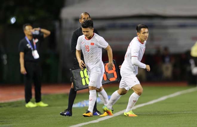 Tiền vệ Quang Hải bị chấn thương ở trận gặp U-22 Singapore phải thay thế bằng đàn anh Hùng Dũng. Ảnh: ANH PHƯƠNG