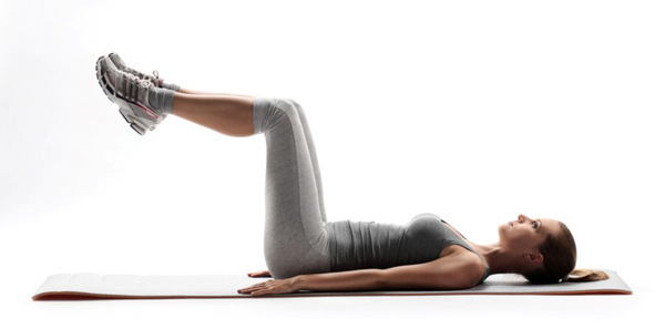 Siết chặt cơ đùi, cơ cẳng chân, từ từ đưa chân lên cao, hướng thẳng lên trên