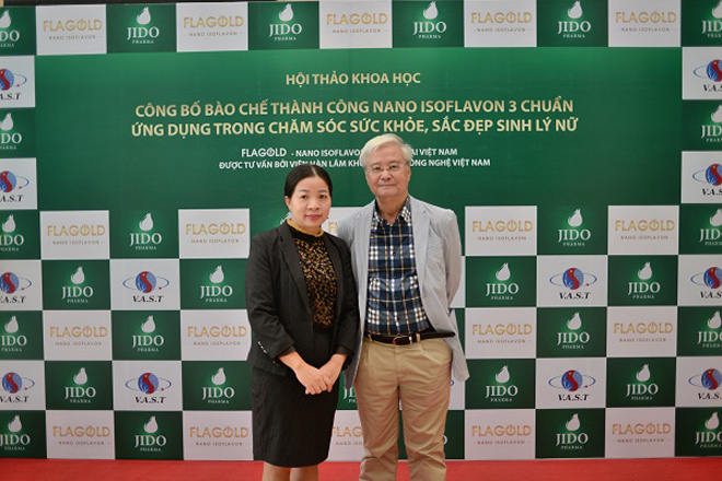 GS.TS Vương Tiến Hòa và Thạc sỹ Bá Thị Châm tại hội thảo khoa học công bố bào chế thành công Nano Isoflavon 3 chuẩn