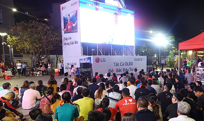 Màn hình led được thiết kế với hình ảnh Quang&nbsp; Hải – Niềm hy vọng của CĐV ở những phút đầu trận đấu