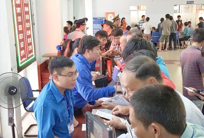 Người dân mua vé tại ga Sài Gòn. Ảnh minh hoạ.