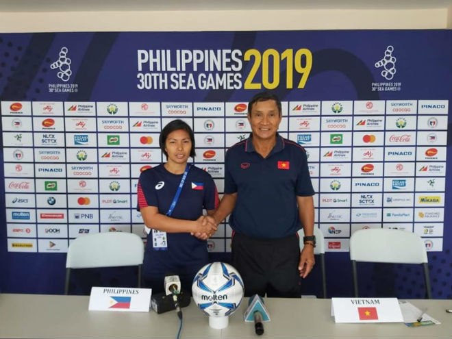 Hai HLV Marnelli Dimzon và Mai Đức Chung bắt tay nhau ở buổi họp báo 1 ngày trước trận bán kết bóng đá nữ SEA Games 30 giữa chủ nhà Philippines và Việt Nam
