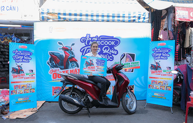 Chị Đào Thị Lệ hào hứng nhận giải thưởng