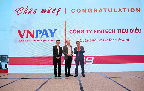 Ông Nguyễn Tuấn Lương (giữa) – Phó Tổng Giám đốc VNPAY nhận giải thưởng công ty Fintech tiêu biểu năm 2019.