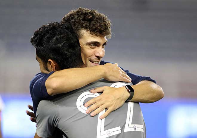 HLV Felix Dalmas được các học trò tri ân sau trận đấu. HLV trưởng của U22 Campuchia tỏ ra khá bình thản và muốn các học trò tập trung cho trận bán kết với các đối thủ ở bảng B