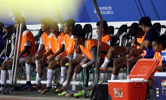 Các cầu thủ dự bị của U22 Campuchia tỏ ra căng thẳng khi U22 Malaysia tìm được 1 bàn gỡ ở những phút cuối, trong khi ở trận đấu cùng giờ đội chủ nhà U22 Philippines có bàn thắng thứ 6 vào lưới U22 Đông Timor