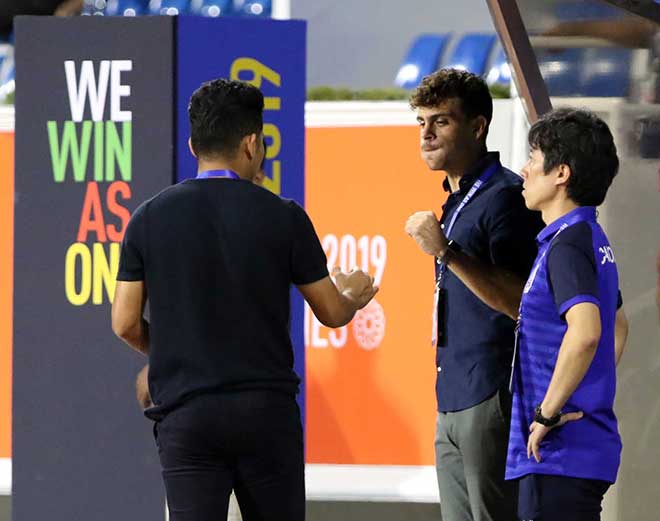 Chỉ cần U22 Philippines ghi thêm được 1 bàn thắng nữa hoặc U22 Campuchia để lọt lưới thêm 1 bàn, đội chủ nhà sẽ giành vé vào bán kết. Đây là hình ảnh ban huấn luyện U22 Campuchia ăn mừng khi trận đấu giữa U22 Philippines và U22 Đông Timor kết thúc với tỉ số 6-0