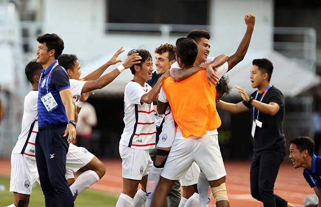 Trên sân Rizal Memorial, U22 Campuchia cũng bảo toàn được tỉ số vừa đủ 3-1 để chính thức giành vé vào bán kết môn bóng đá nam SEA Games 2019 với vị trí nhì bảng A. Thầy trò HLV Felix Dalmas vỡ oà ăn mừng chiến tích của bóng đá Campuchia