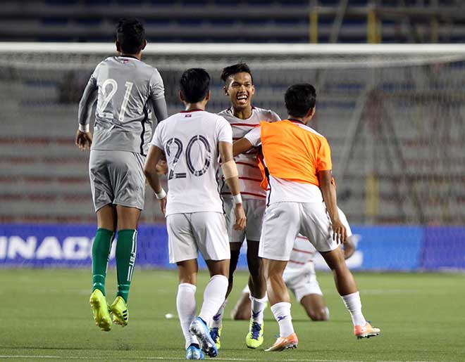 Cầu thủ U22 Campuchia sung sướng chạy khắp sân ăn mừng vé vào bán kết