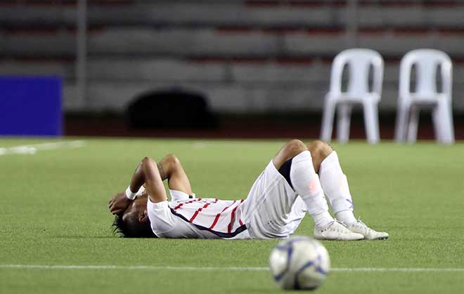 Một số cầu thủ đổ gục xuống sân, không tin điều gì vừa xảy ra với U22 Campuchia