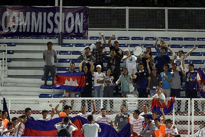 Số ít cổ động viên bóng đá Campuchia chia vui cùng thầy trò HLV Felix Dalmas