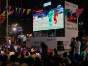 Philippines mưa bão, người hâm mộ dõi theo đội tuyển Việt Nam qua 6 màn hình ngoài trời