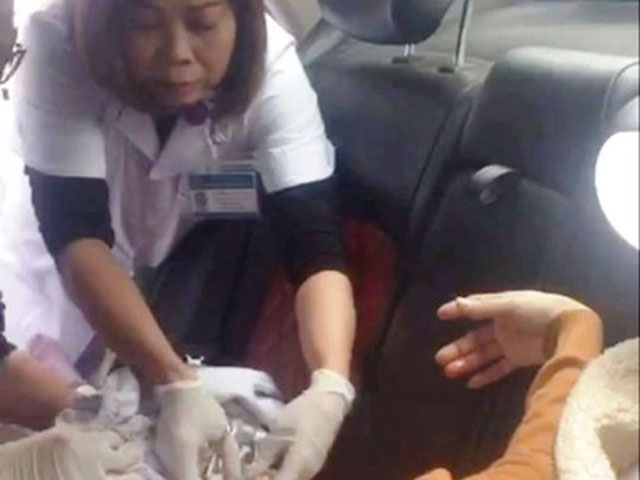 Tin tức trong ngày - Vỡ òa giây phút sản phụ “mẹ tròn, con vuông” ngay trên xe taxi